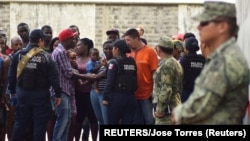 Tražioci azila iz Centralne Amerike u razgovoru sa pripadnicima novoformirane nacionalne garde kod grada Tapačule u Meksiku