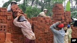 အလုပ္သမား အခြင့္အေရးေတြ အျပည့္အ၀ မရတဲ့ တုိင္းျပည္ထဲ ျမန္မာႏုိင္ငံလည္း အပါအ၀င္ ျဖစ္ပါတယ္။