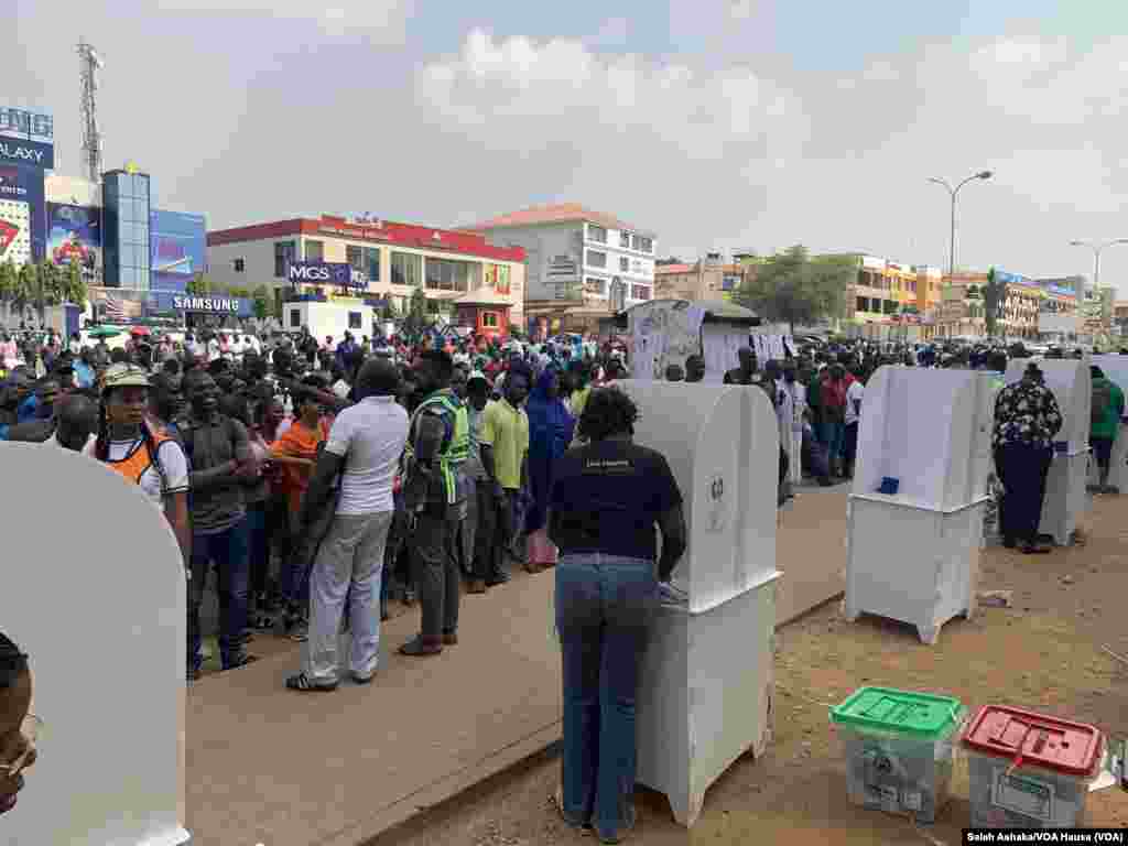 Jama’a sun fara kada kuri’ar zaben shekarar 2019 a unguwar Wuse 2 dake birnin tarayya Abuja.