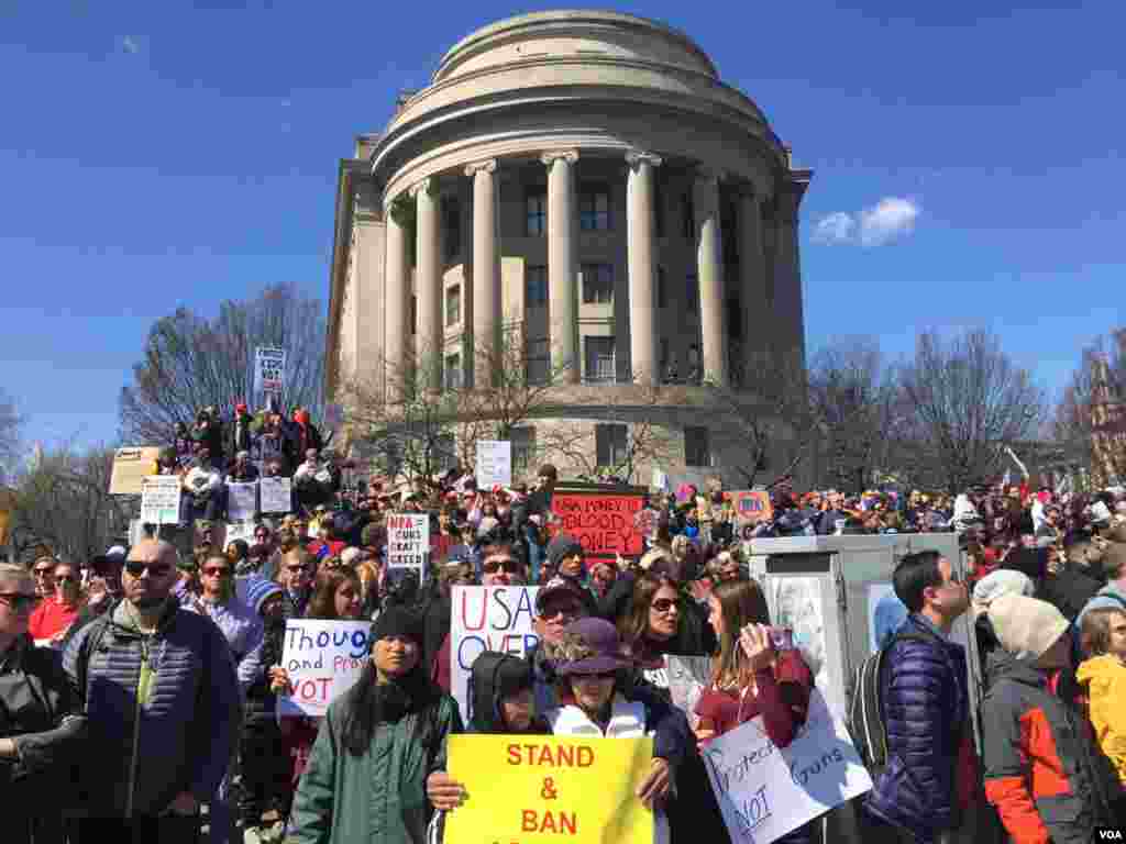 Une vue de la foule lors l&rsquo;événement Marchons pour nos vie, à Washington DC, le 24 mars 2018. (VOA/Jill Craig) 