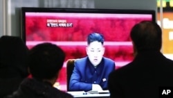 Warga menyaksikan pimpinan Korea Utara Kim Jong-un memberi pernyataan terkait sanksi DK PBB terkait peluncuran roketnya, melalui sebuah layar televisi di sebuah stasiun kereta Seoul, Korea Utara (23/1).