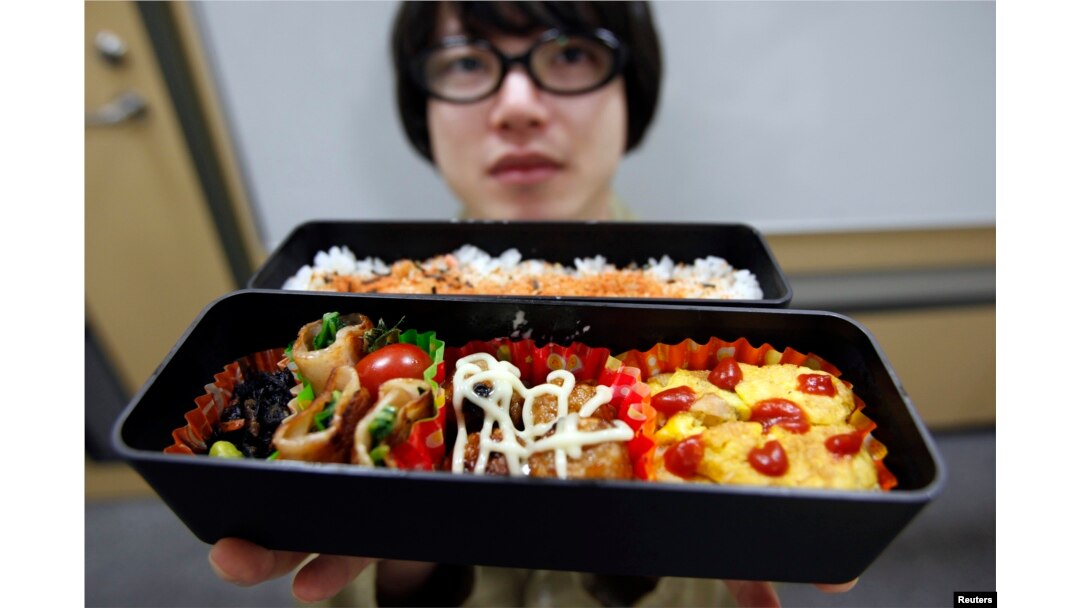 Seorang karyawan perusahaan internet di Jepang memperlihatkan makan siang buatannya pada saat makan siang di Tokyo, 15 April 2009. (Foto:dok)