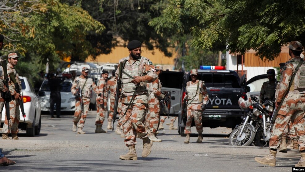 Binh sĩ tập trung bên ngoài lãnh sự quán Afghanistan, sau khi một nhà ngoại giao Afghanistan bị bắn chết tại lãnh sự quán ở Karachi, Pakistan, 6/2/2017.