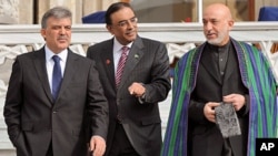 Turkish President Abdullah Gul (L), his Afghan counterpart Hamid Karzai,(R), and President Asif Ali Zardari of Pakistan walk after a meeting in Istanbul, Nov. 1, 2011