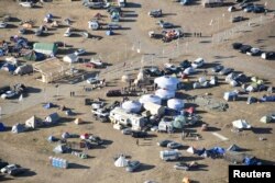 Dakota Access Pipeline protesters are seen at the Oceti Sakowin campground near the town of Cannon Ball, North Dakota, Nov. 19, 2016.
