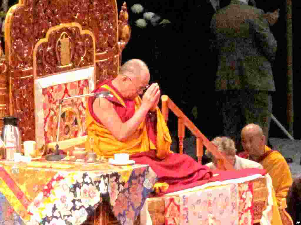 达赖喇嘛带领信众诵经