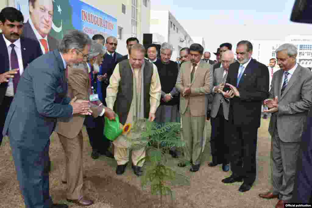 وزیراعظم ہاؤس سے جاری ایک بیان کے مطابق ’چشمہ فور‘ جوہری بجلی گھر 2017 میں مکمل ہو جائے گا۔