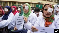 بھارتی کنڑول کے کشمیر میں ڈاکٹر اور طبی اہل کار ایک آنکھ پر پٹی باندھ کر پیلٹ گن کے استعمال کے خلاف مظاہرہ کر رہے ہیں۔ اگست 2016