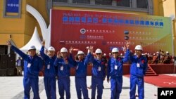 2016年10月5日，在距离亚的斯亚贝巴中心20公里处，中国工人庆祝亚的斯亚贝巴-吉布提铁路典礼。