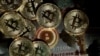 
FOTO DE ARCHIVO: La ilustración muestra representaciones de la criptomoneda Bitcoin.