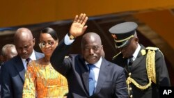 Presiden Republik Demokratik Kongo Joseph Kabila, tengah, melambaikan tangan pada saat mengikuti perayaan kemerdekaan Republik Demokratik Kongo di Kindu, Kongo, 30 Juni 2016. (Foto:Dok) 