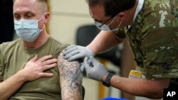 미 서부 워싱턴주 루이스-맥코드 합동기지에서 육군 병사가 코로나 백신을 맞고 있다. (자료사진)