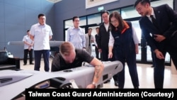 美国防务技术公司Shield AI在台北港台湾海巡署基地演示首架交付台湾的V-BAT垂直起降无人机。(2026年10月7日)