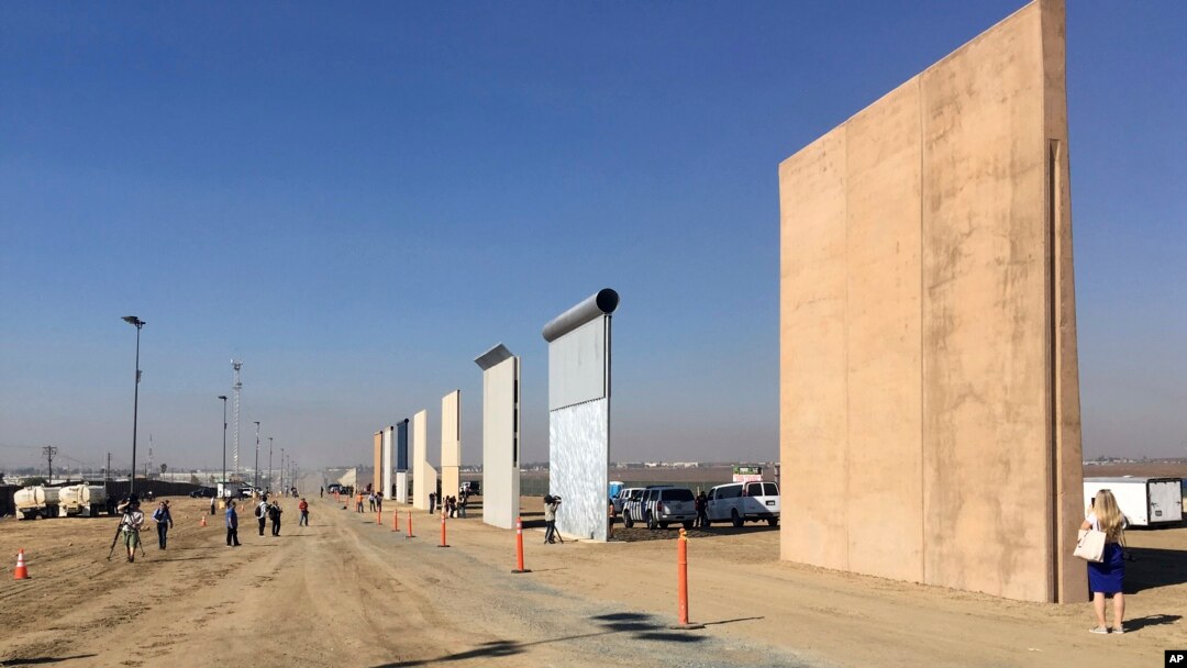 Beberapa prototipe tembak perbatasan AS-Meksiko yang dibangun di San Diego, California (26/10). 