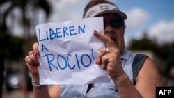 Una mujer sostiene un cartel donde se lee "liberen a Rocío", en referencia a la activista de derechos humanos detenida la semana pasada por el Estado venezolano, durante una manifestación en Caracas este miércoles 14 de febrero de 2024.