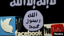 Logo beberapa media sosial dengan latar bendera ISIS dalam foto ilustrasi di Zenica, Bosnia, dan Herzegovina, 3 Februari 2016. (Foto: Reuters)