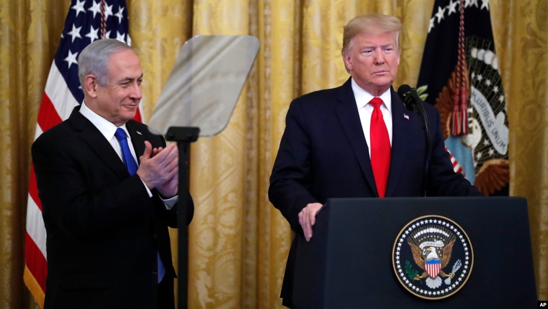 Isroil Bosh vaziri Benyamin Netanyaxu (chapda) AQSh Prezidenti Donald Tramp bilan Oq uyda, 2020-yil, 28-yanvar
