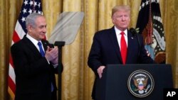 El presidente Donald Trump anuncia su plan de paz para el Oriente Medio junto al primer ministro israelí, Benjamin Netanyahu, en la Casa Blanca en Washington el martes, 28 de enero de 2020.