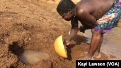 Un habitant de Tangbaré vient chercher de l'eau, au Togo, le 15 mai 2017. (VOA/Kayi Lawson)
