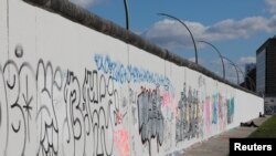 Un tramo remanente del muro que dividió a Berlín durante la Guerra Fría lleno de grafiti en el lado oriental de la ciudad el 22 de marzo de 2020.