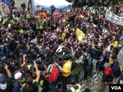 Protesters refuse to clear the streets and defy police efforts to have them vacate the occupied areas of Hong Kong, Dec. 11, 2014. (Hai Yan/VOA)