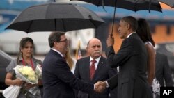 Tổng thống Obama (phải) được Ngoại trưởng Cuba Bruno Rodriguez đón tiếp tại phi trường ở Habana, Cuba, ngày 20/3/2016.