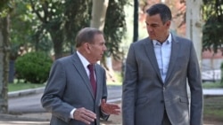 Politisi oposisi Venezuela Edmundo Gonzalez berjalan dengan Perdana Menteri Spanyol Pedro Sanchez di Istana Moncloa, Madrid, pada 12 September 2024. (Foto: Fernando Calvo, Pemerintah Spanyol via AP)