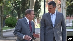 Politisi oposisi Venezuela Edmundo Gonzalez berjalan dengan Perdana Menteri Spanyol Pedro Sanchez di Istana Moncloa, Madrid, pada 12 September 2024. (Foto: Fernando Calvo, Pemerintah Spanyol via AP)