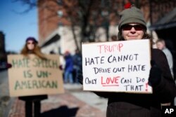 Người biểu tình chống Donald Trump cầm biểu ngữ phản đối tại Portland, Maine, ngày 2/3/2016.