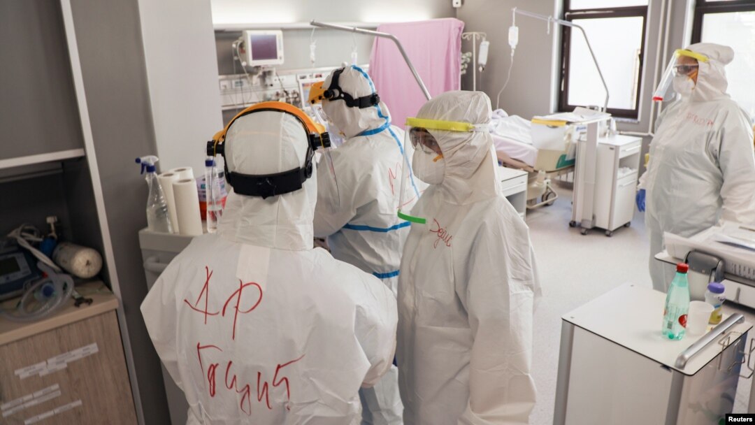 Arhiva - Medicinski radnici u Kliničkom centru Vojvodine tokom epidemije koronavirusa, u Novom Sadu, 2. aprila 2020. (Foto: Reuters/Feđa Grulović)