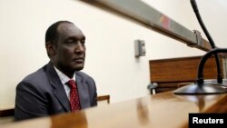 L'ex-général rwandais exilé Faustin Kayumba Nyamwasa lors de sa comparution devant un Tribunal de Johannesburg, le 21 juin, 2012. 