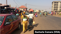 Une rue de Conakry, Guinée, 17 janvier 2018 (VOA/Zacharia Camara)