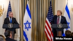 唐纳德·特朗普总统与以色列总理本雅明·内塔尼亚胡在白宫国宴厅举行联合记者会，宣布美国为加沙制定的和平计划。(2025年9月29日)