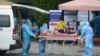 COVID 19 ကူးစက်ခံရသူတဦးကို လူနာတင်ယာဉ်ပေါ် သယ်ဆောင်နေတဲ့ ကျန်းမာရေးဝန်ထမ်းများကို ဗီယက်နမ်နိုင်ငံ Da Nang မြို့မှာ တွေ့ရ ။ (သြဂုတ် ၀၄၊ ၂၀၂၀)