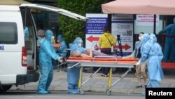 Một bệnh nhân được chuyển đến bệnh viện giữa lúc đại dịch COVID-19 đang diễn ra tại Việt Nam.