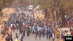 Students blocked roads and caused traffic jams while backing teachers who have been on strike since Monday in Lilongwe, Malawi, Sept. 14, 2016. (L. Masina/VOA)