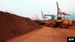 Đất có chứa khoáng sản đất hiếm tại một cảng ở phía đông Trung Quốc để chuẩn bị xuất khẩu sang Nhật Bản