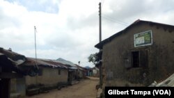 Les habitations du quartier isolé de Ghisiri à Abuja, au Nigeria, le 10 octobre 2019. (VOA/Gilbert Tamba)