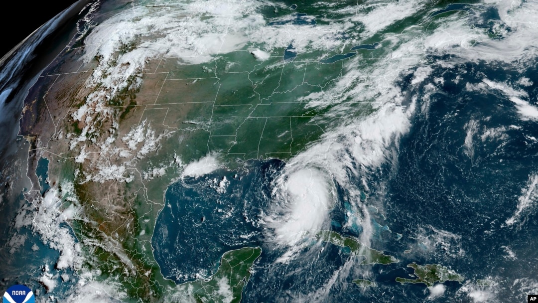 Esta imagen satelital proporcionada por la NOAA muestra la tormenta tropical Debby mientras avanza por el Golfo de México hacia Florida en agosto de 2024. [Foto: Archivo/NOAA vía AP]