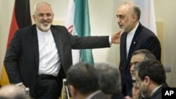 Menlu Iran Mohamad Javad Zarif (kiri) dan para perunding nuklir Iran saat perundingan nuklir di Lausanne, Swiss (foto: dok). Iran diperkirakan akan mengesahkan UU yang memungkinkan inspektur internasional berkunjung rutin ke lokasi nuklirnya.