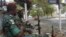 Des soldats ivoiriens gardent à l'extérieur de l'hôtel Etoile du Sud à Grand Bassam, Côte d'Ivoire, le 14 mars 2016, où des civils et des assaillants ont été tués le 13 mars 2016 lorsque des hommes armés ont ouvert le feu revendiqué par AQMI. EPA / LEGNAN KOULA