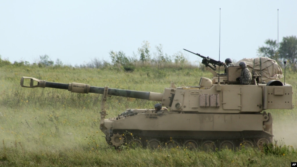 资料照：美国陆军2012年9月12日在堪萨斯举行的军事训练中使用帕拉丁自行榴弹炮系统。(photo:VOA)