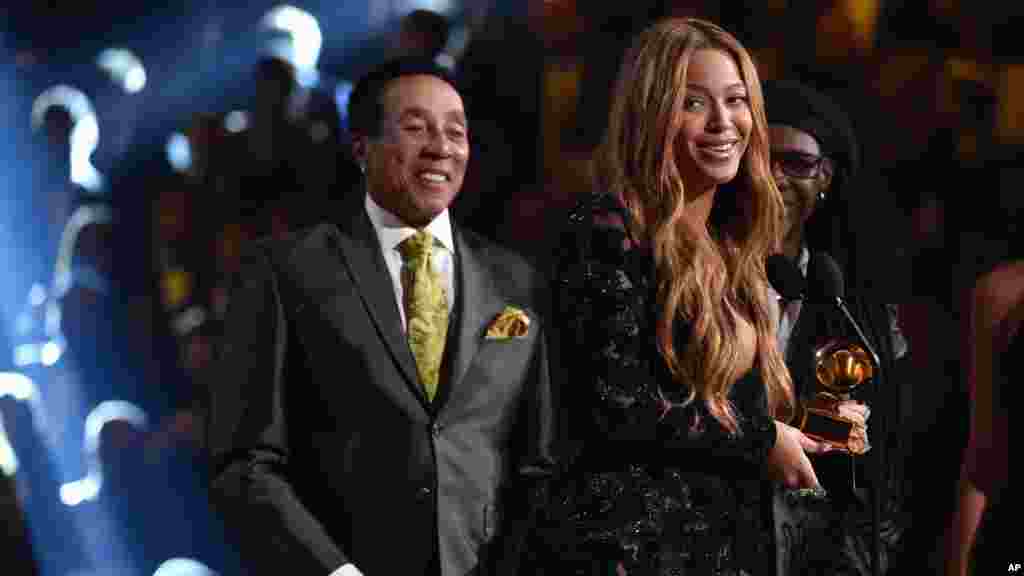 Smokey Robinson, left, presents Beyonce with the award for best R&B performance for “Drunk in Love” at the 57th annual Grammy Awards in Los Angeles, Feb. 8, 2015.