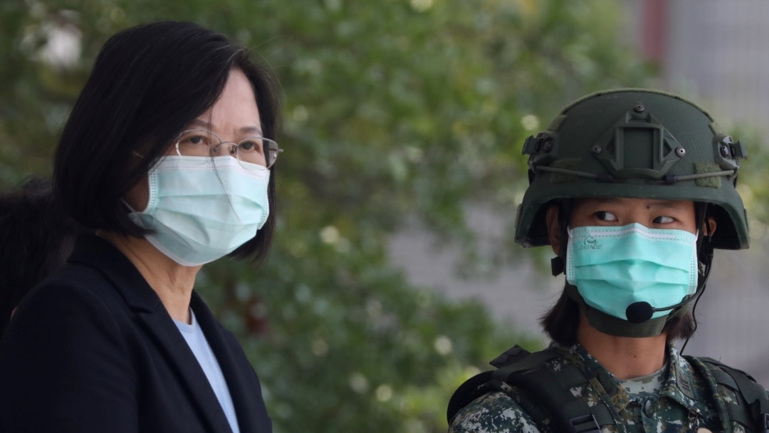 台灣總統蔡英文在台南一個軍事基地視察士兵操練。(2020年4月9日)
