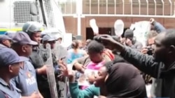 Violences au Cap alors que la police éloigne des réfugiés du centre commercial