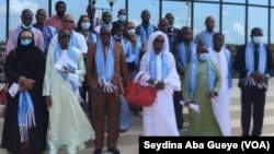 Les membres du tribunal des pairs posent devant la maison de la presse à Dakar, le 23 septembre 2020. (VOA/Seydina Aba Gueye)