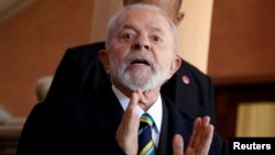 El presidente de Brasil, Luiz Inácio Lula da Silva, hace gestos a los medios durante la cumbre del Mercosur en Asunción. AP