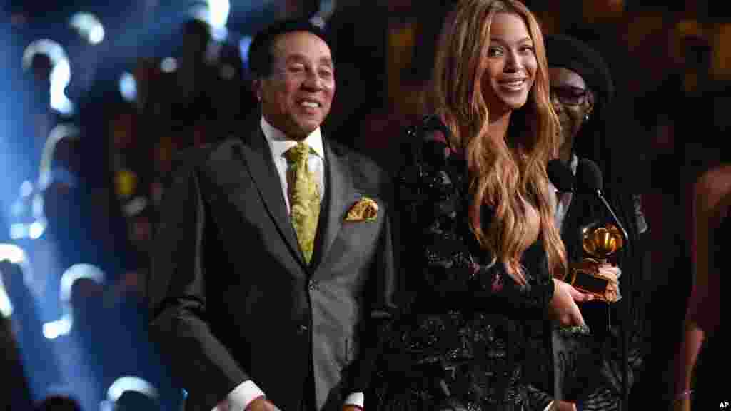 Smokey Robinson, izquierda, presenta a Beyonce el premio por &ldquo;Drunk in Love&rdquo;.