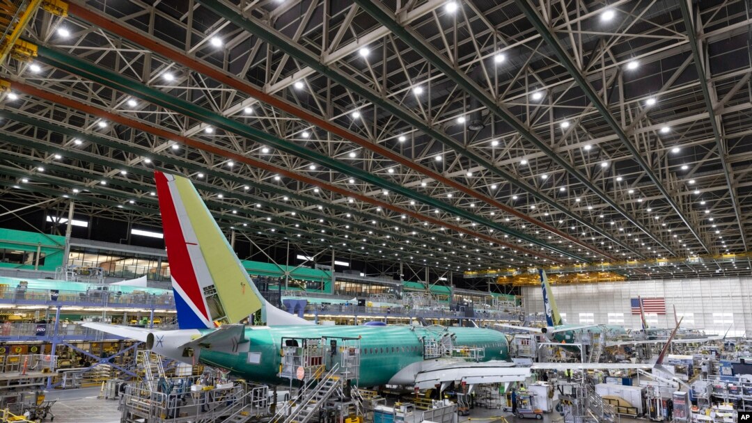 ARCHIVO - Empleados de Boeing trabajan en el 737 MAX en la planta de Boeing, en Renton, Washington. (Ellen M. Banner/The Seattle Times vía AP)