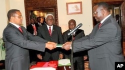 Rais J. Kikwete akimkabidhi miongozo ya kazi, aliyekuwa Mwanasheria Mkuu wa Serikali Tanzania, Jaji Frederick Werema huko Ikulu ya Tanzania.